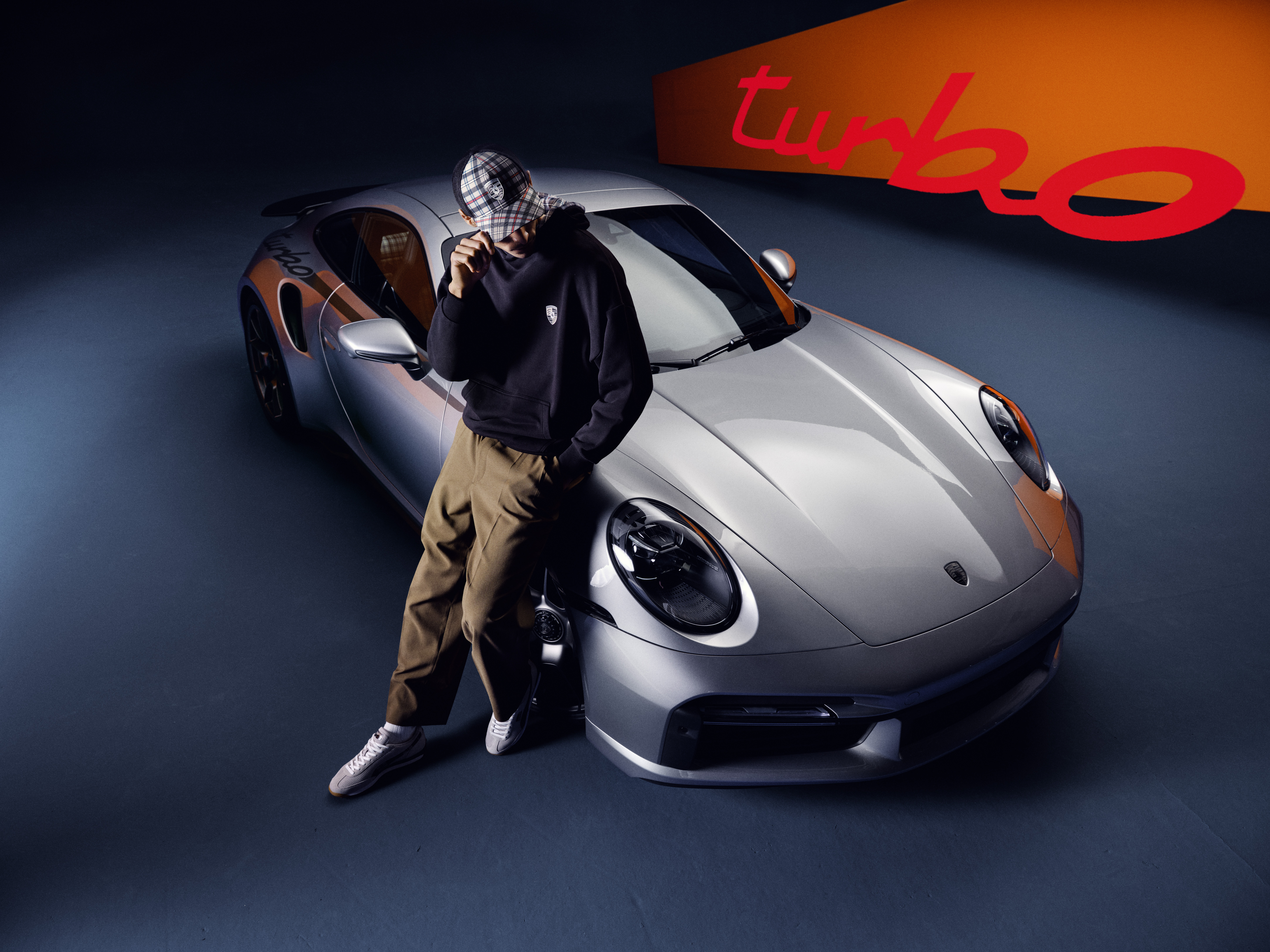 Shows Picture of M01_PORSCHE_PLX_TOPSHOT_06(2).jpg