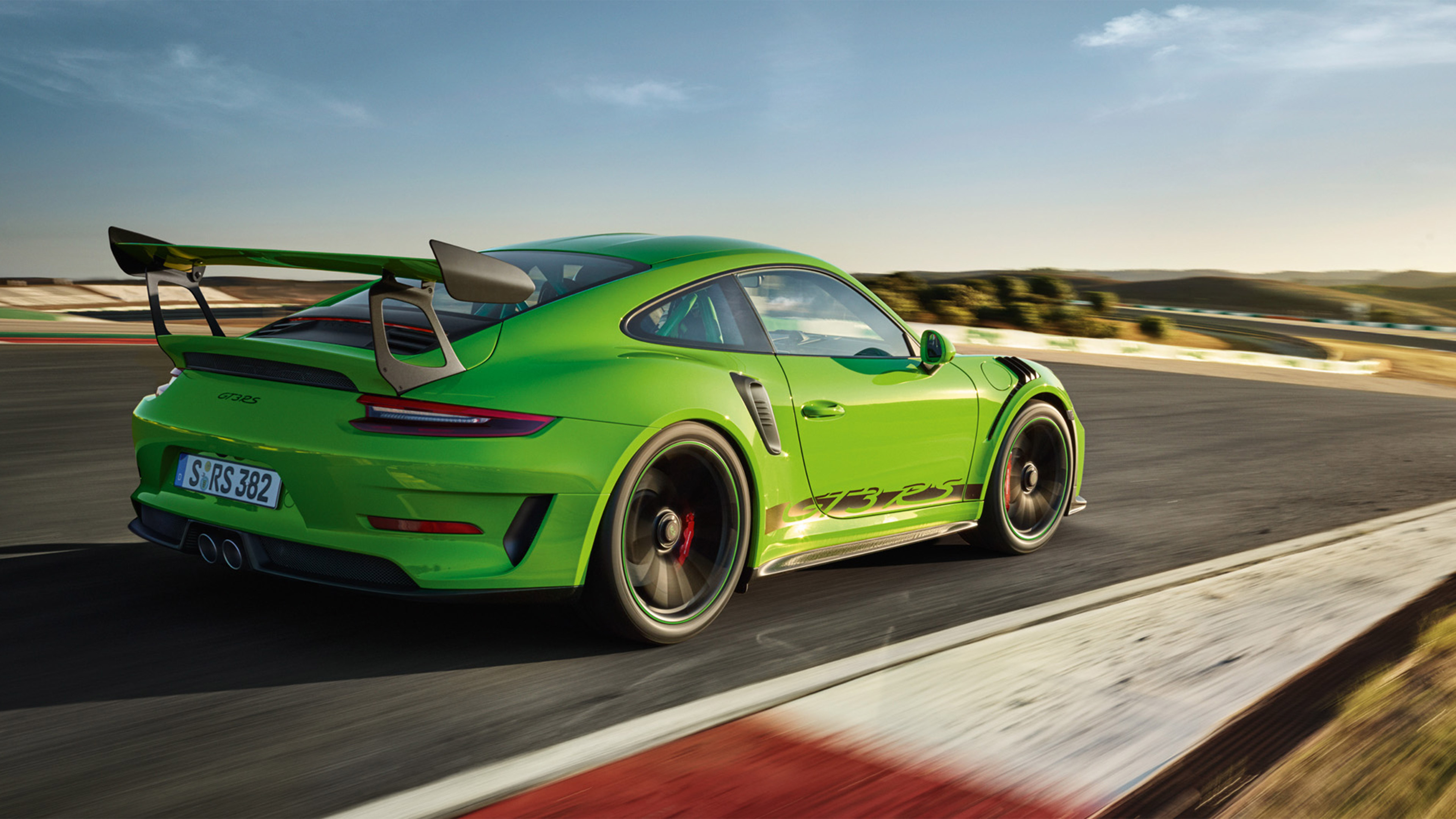 Shows Picture of 210914_GT3RS_Liebe_Zum_Sportwagen_Und_Zum_Detail_Content_Slider_01.jpg